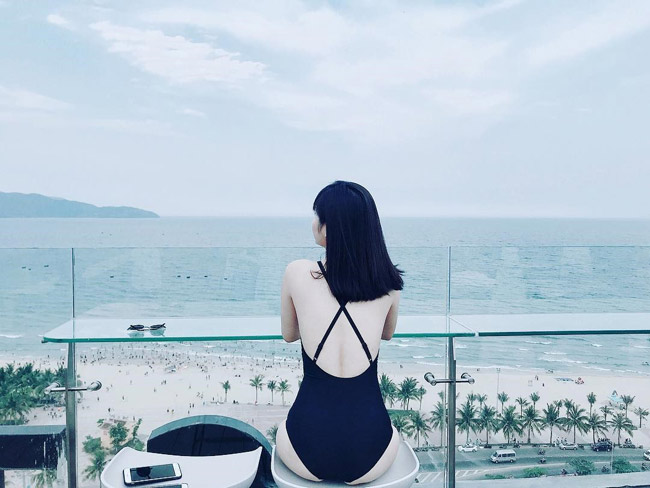 Mỗi dịp hè về, Instagram của cô lại cập nhật thêm nhiều hình ảnh bốc lửa thế này.