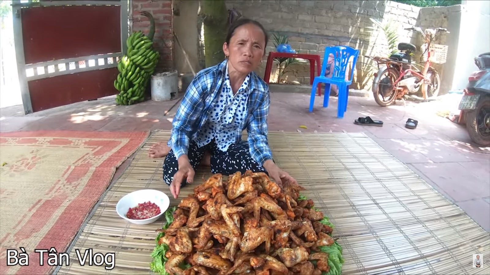 Bà Tân Vlog bật mí lý do chuyên làm các món “siêu khủng, siêu cay” - 2