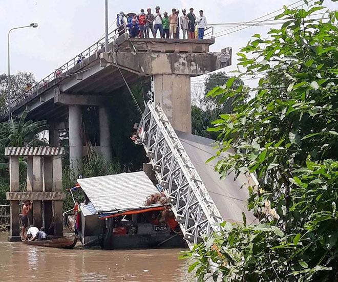 Vừa ngừng thu phí, cây cầu 5 tỉ đồng bất ngờ sập nhịp - 2