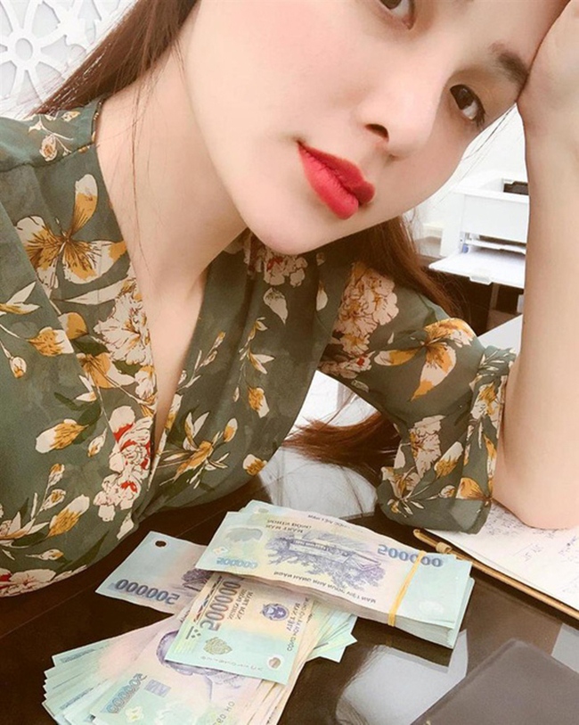 Thời gian gần đây, Hoa hậu Diễm Hương gây chú ý với nhiều phát ngôn sốc về tiền bạc như "Đừng lấy nhau vì tình yêu, hãy lấy vì tiền" hay "Tiền bạc là thứ đo lường tình yêu chính xác nhất".