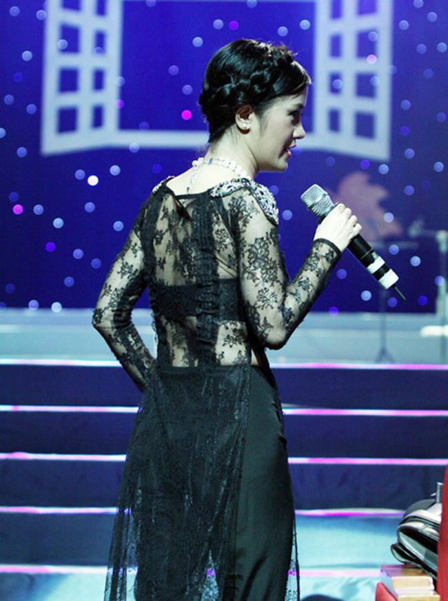 Diva Hồng Nhung cũng được gọi tên trong top mỹ nhân mặc áo dài lộ nội y gây tranh cãi. 