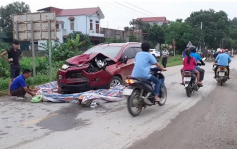 Xế hộp lấn làn, tông chết 2 người phụ nữ và bị thương cháu bé 7 tháng tuổi - 1