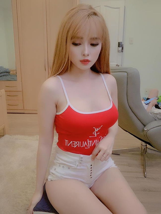 Vốn sở hữu lợi thế ngoại hình, bà xã Lê Hoàng từng gây chú ý vì ăn mặc sexy khi livestream bán hàng và bị chồng &#34;tuýt còi&#34; nhắc nhở.