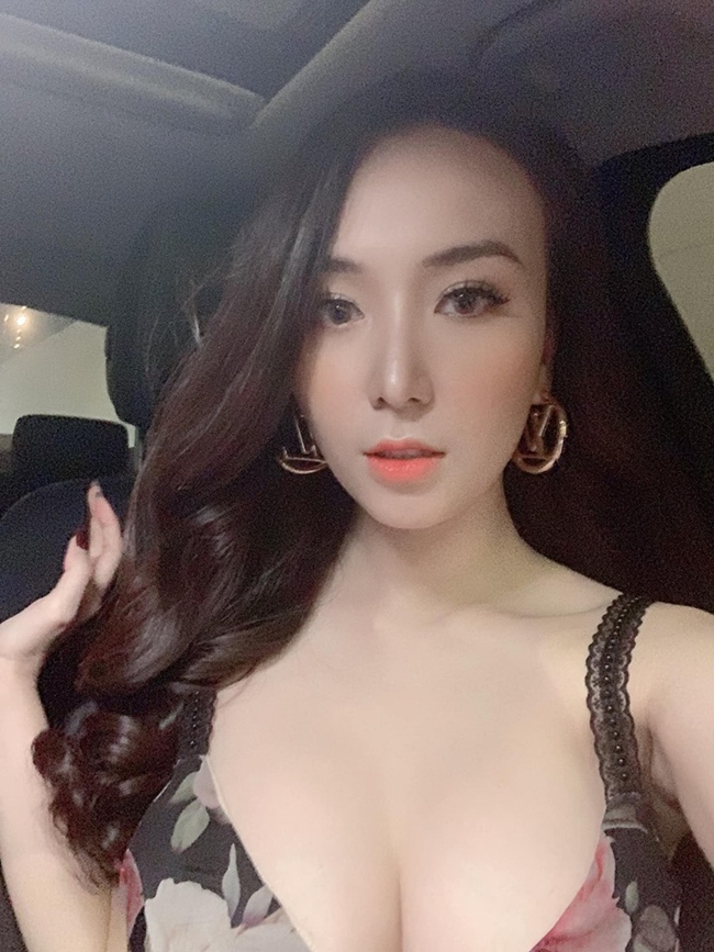 Bà xã Khắc Việt có phong cách sexy. Nói về trang phục của người bạn đời, Khắc Việt từng chia sẻ, anh tôn trọng sở thích của Thảo Bebe vì thấu hiểu được con người thật của bà xã.