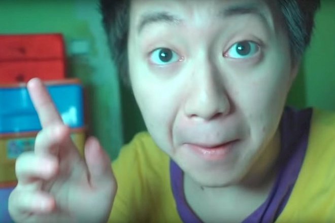 YouTuber gốc Trung lừa người ăn xin ăn bánh Oreo nhân kem đánh răng - 1