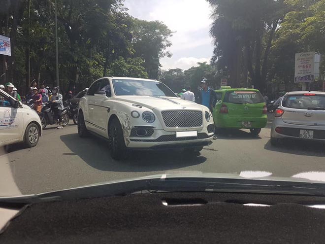 Bentley Bentayga độ Mansory &#34;chấn thương&#34; sau pha đụng chạm với taxi xanh lá - 3