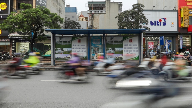 Trạm xe buýt như &#34;ốc đảo&#34; giữa lòng đường thủ đô Hà Nội - 1