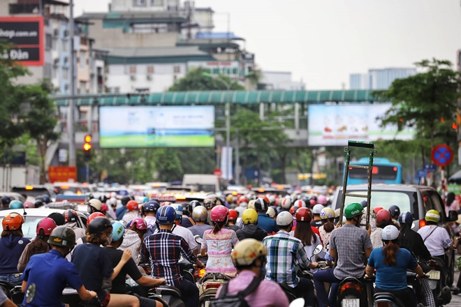 Trạm xe buýt như &#34;ốc đảo&#34; giữa lòng đường thủ đô Hà Nội - 10