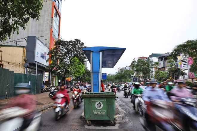 Trạm xe buýt như &#34;ốc đảo&#34; giữa lòng đường thủ đô Hà Nội - 4