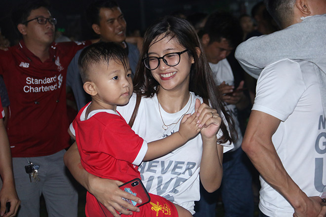 Fan Việt xinh đẹp ôm con “quẩy”, khóc mừng Liverpool vô địch - 11