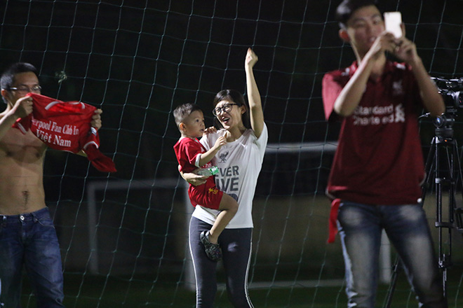Fan Việt xinh đẹp ôm con “quẩy”, khóc mừng Liverpool vô địch - 3