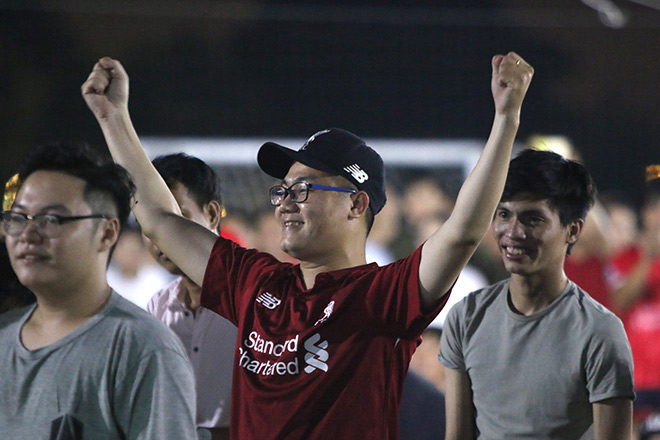 Fan Việt xinh đẹp ôm con “quẩy”, khóc mừng Liverpool vô địch - 12