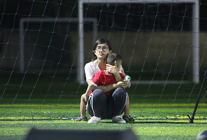 Fan Việt xinh đẹp ôm con “quẩy”, khóc mừng Liverpool vô địch - 2