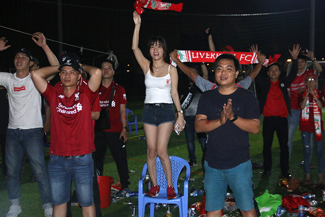 Fan Việt xinh đẹp ôm con “quẩy”, khóc mừng Liverpool vô địch - 5
