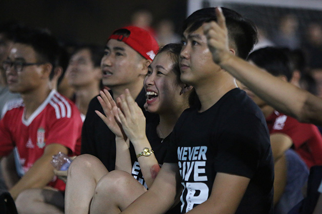 Fan Việt xinh đẹp ôm con “quẩy”, khóc mừng Liverpool vô địch - 6