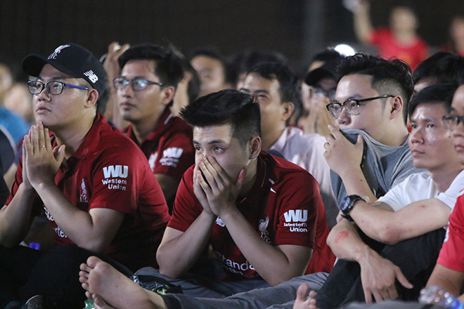 Fan Việt xinh đẹp ôm con “quẩy”, khóc mừng Liverpool vô địch - 7