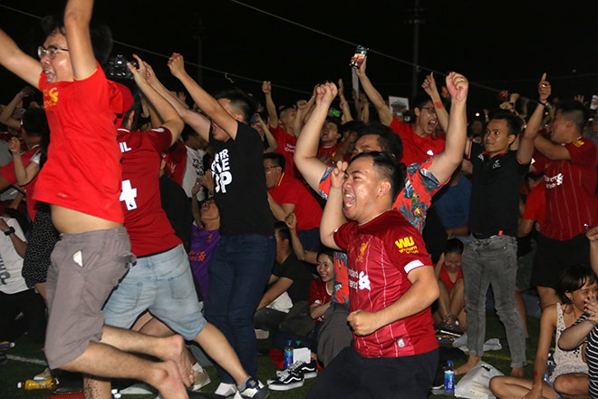 Fan Việt xinh đẹp ôm con “quẩy”, khóc mừng Liverpool vô địch - 8