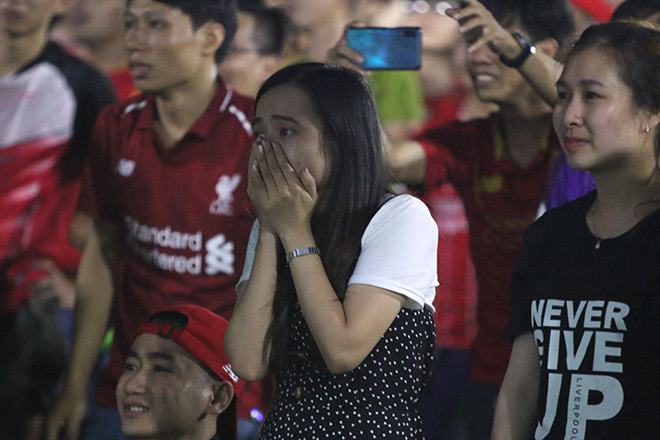 Fan Việt xinh đẹp ôm con “quẩy”, khóc mừng Liverpool vô địch - 9