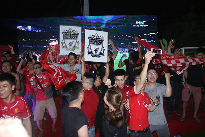 Fan Việt xinh đẹp ôm con “quẩy”, khóc mừng Liverpool vô địch - 10