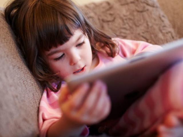 Làm 6 điều này, cha mẹ đưa điện thoại, iPad trẻ cũng không đoái hoài