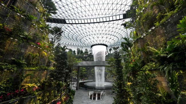 Khu vườn xanh mát và thác nước nhân tạo trong sân bay quốc tế Jewel Changi ở Singapore.