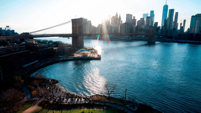 Cây cầu Brooklyn là cầu dây văng bằng thép đầu tiên trên thế giới ở thành phố New York, Mỹ.
