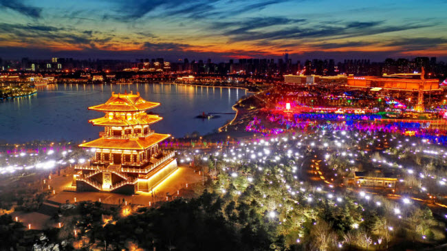 Đèn lồng thắp sáng bầu trời đêm trong công viên Nanhu ở thành phố Đường Sơn, Trung Quốc.