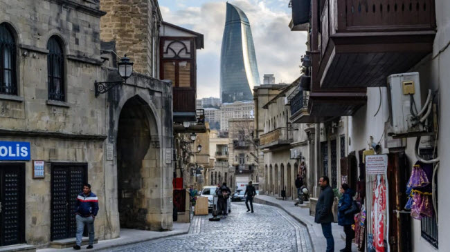 Tòa nhà hình ngọn lửa gần khu phố cổ ở thành phố Baku, Azerbaijan.