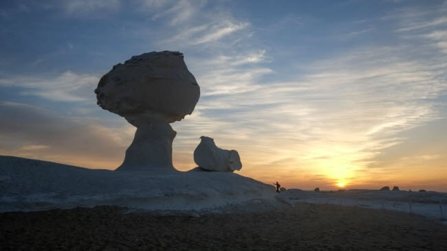 Cấu trúc đá phấn trắng khổng lồ trên sa mạc Trắng ở Farafra, Ai Cập.