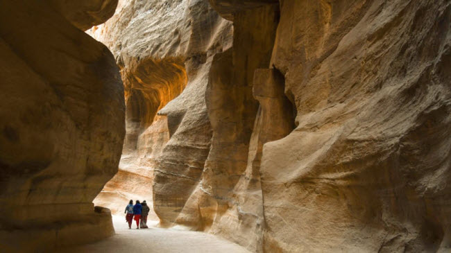 Du khách đi qua hẻm núi Siq để tới thành phố cổ Petra, Jordan.