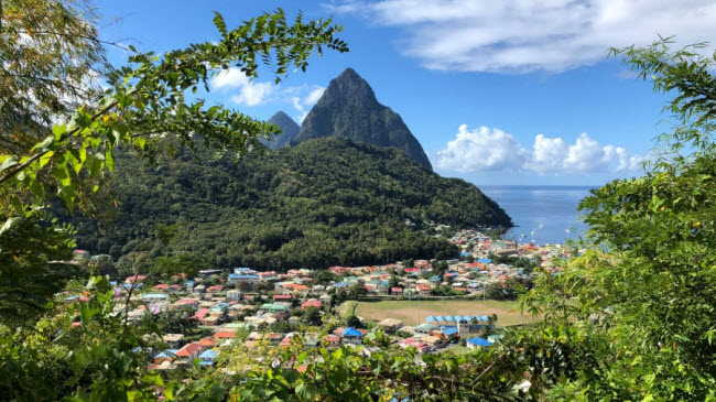 Hải đỉnh núi lửa Gros Piton và Petit Piton nằm trong khu di sản thế giới trên đảo The Pitons, St. Lucia.