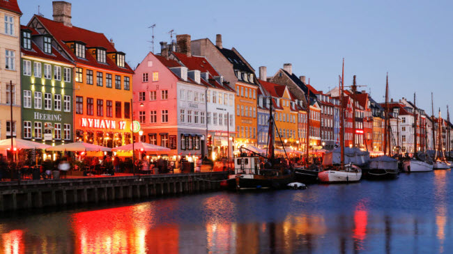 Khung cảnh ban đêm nhiều màu sắc dọc bờ kênh tại quận Nyhavn ở thành phố Copenhagen, Đan Mạch.