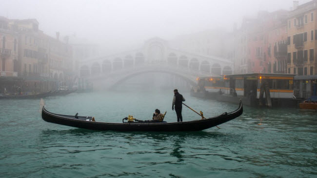 Sương mù bao phủ dòng kênh Grand và cây cầu Rialto tại thành phố Venice, Italia.
