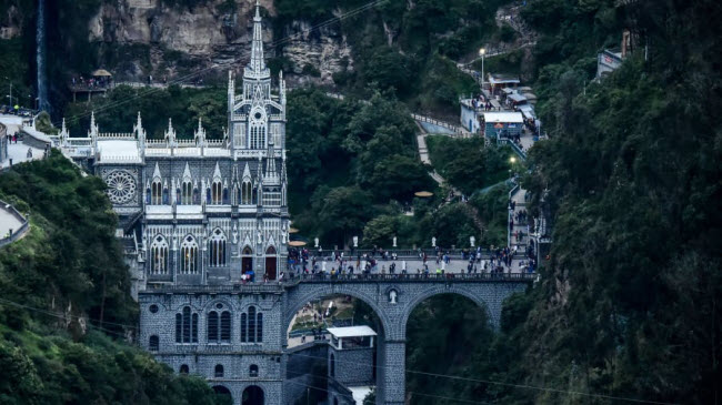 Thánh đường Las Lajas, một trong những nhà thờ nổi tiếng nhất thế giới, nằm trên cây cầu bắc qua sông Guáitara ở Ipiales, Colombia.