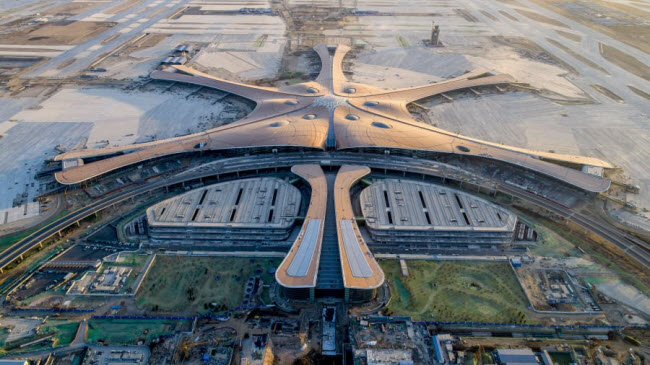 Sân bay Đại Hưng Bắc Kinh ở thành phố Bắc Kinh, Trung Quốc, được kỳ vọng trở thành cảng hàng không lớn nhất và nhộn nhịp nhất thế giới.