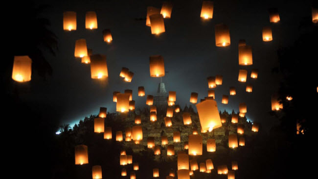 Đèn trời được thả vào dịp lễ Phật đản ở thành phố Magelang, Indonesia.