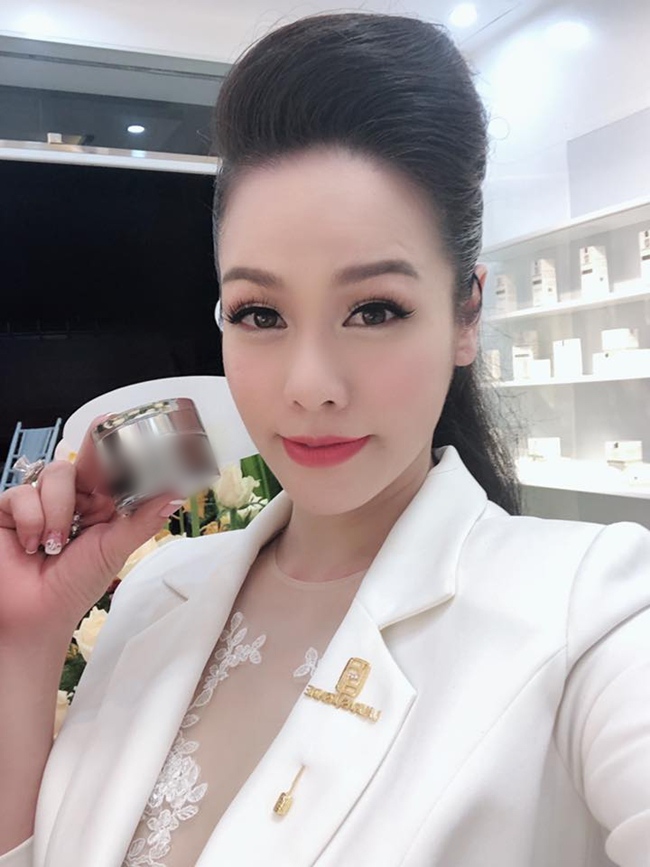 Năm 2017, cô ra mắt công ty mỹ phẩm riêng. Tới nay, công ty mỹ phẩm của Nhật Kim Anh đã có hàng chục chi nhánh, đại lý, nhà phân phối trên toàn quốc.
