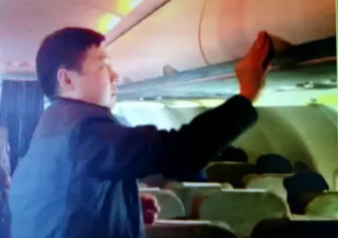 Liên tiếp phát hiện khách Trung Quốc trộm tiền trên máy bay - 1