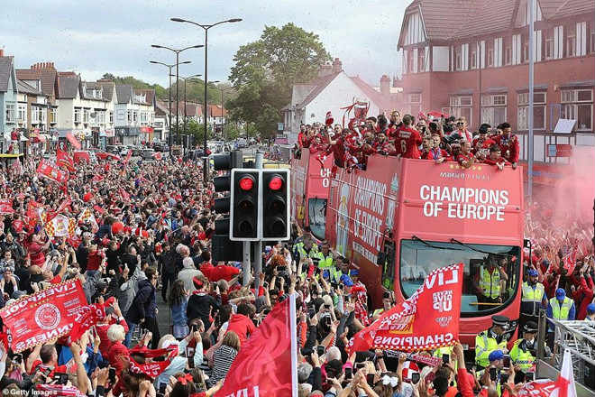 Liverpool rước cúp vô địch Champions League: HLV Klopp rạng rỡ, bùng nổ đại tiệc - 1