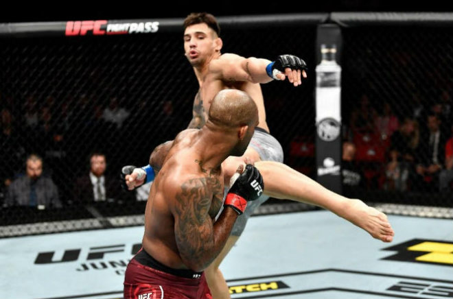 UFC tàn khốc: 42 giây khiến đối thủ nằm bất động, võ sĩ bỏ túi 11 tỷ đồng - 1