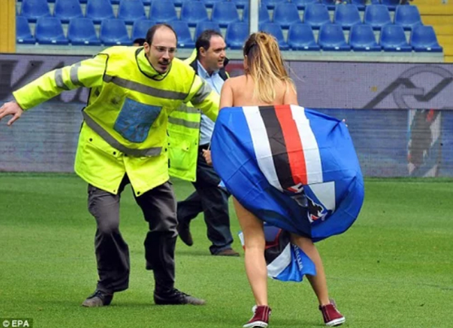 Fan nữ này lột bỏ xiêm y, chỉ mặc nguyên bộ nội y màu xanh, choàng bên ngoài lá cờ đội Napoli. Đội ngũ an ninh đã phải vất vả chạy theo fan cuồng trên sân cỏ.