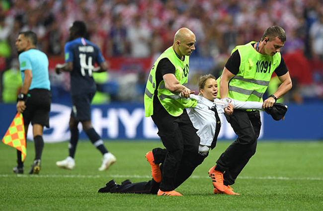 Trong trận chung kết World Cup 2018, các cầu thủ Croatia và Pháp đã được một phen giật mình khi bất ngờ xuất hiện 4 fan cuồng chạy thẳng xuống sân. Đặc biệt nhất phải kể tới một fan nữ.