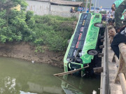 Tin tức trong ngày - Xe khách lao xuống sông ở Thanh Hóa, 1 người chết, nhiều người bị thương