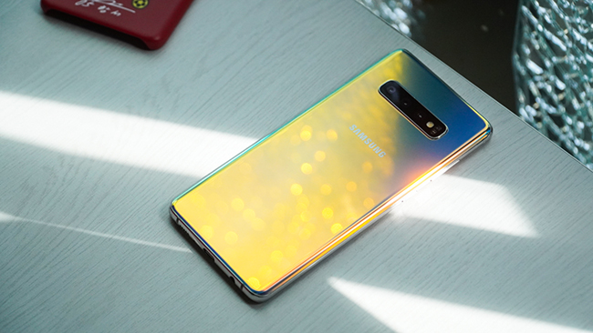 Samsung Galaxy S10+ màu bạc hoàn toàn mới.