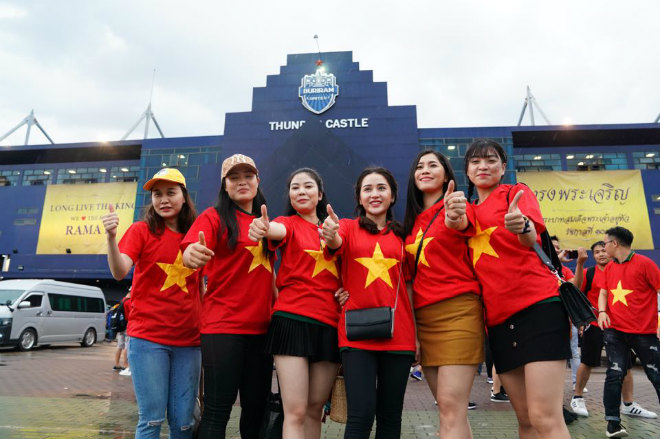 ĐT Việt Nam đấu Thái Lan: Fan nữ xinh khoe sắc tiếp lửa ở King&#39;s Cup - 2