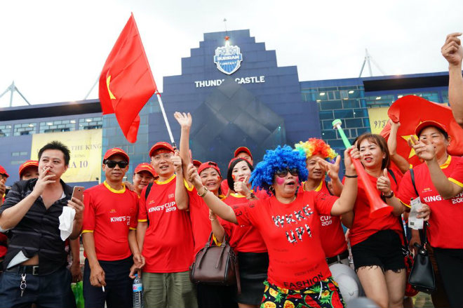 ĐT Việt Nam đấu Thái Lan: Fan nữ xinh khoe sắc tiếp lửa ở King&#39;s Cup - 4