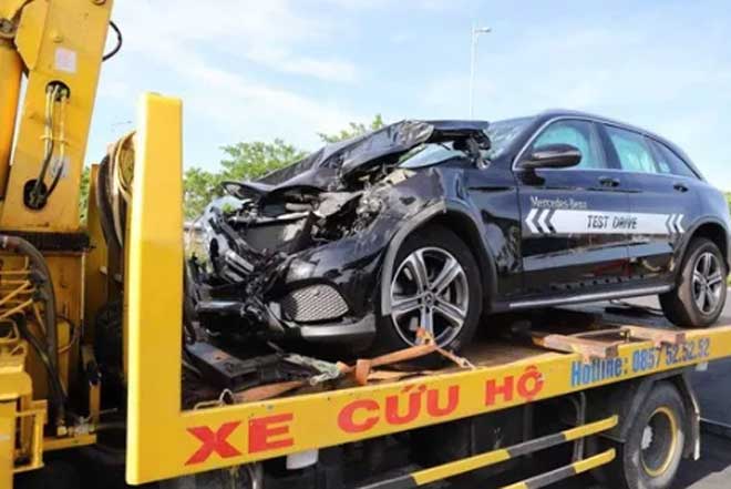 Nam thanh niên lái Mercedes chạy thử gây tai nạn liên hoàn - 1