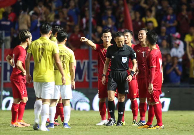 King&#39;s Cup: Cầu thủ Thái Lan đánh Văn Hậu - Công Phượng vẫn thoát thẻ đỏ - 3