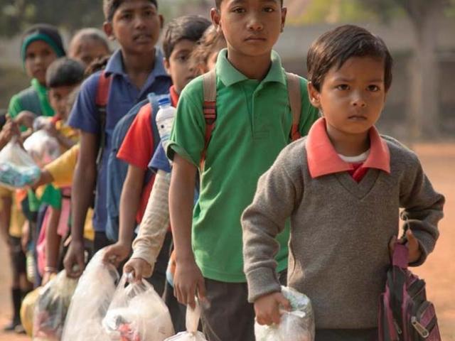 Lạ lùng học sinh trả học phí bằng… rác thải nhựa ở Ấn Độ