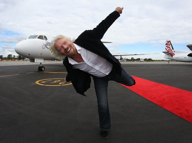 Tỷ phú Richard Branson chỉ mặc một loại quần jean duy nhất mỗi ngày, cho dù là cuộc gặp với Nữ hoàng.